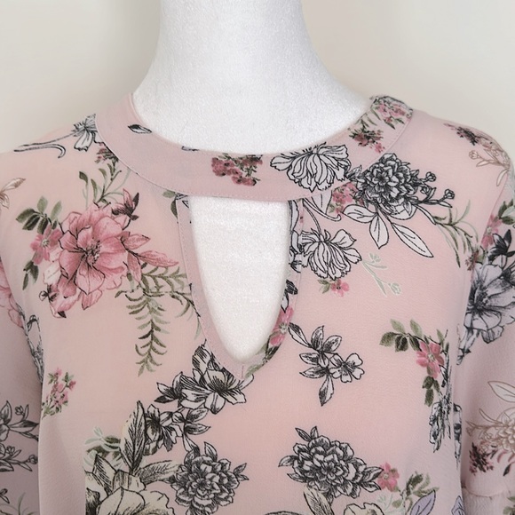 Urban Romantics Pink Blush Floral Flowy Blouse M Tiered Bell Sleeves Keyhole - Picture 2 of 9